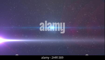 Bild von leuchtendem blauem Licht, das sich über Lichtflecken und Sterne im Hintergrund bewegt Stockfoto
