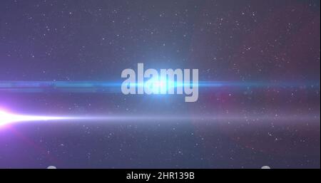 Bild von leuchtendem blauem Licht, das sich über Lichtflecken und Sterne im Hintergrund bewegt Stockfoto