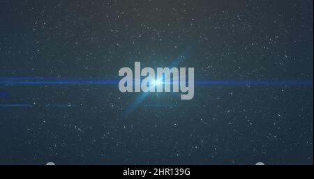 Bild von leuchtendem blauem Licht, das sich über Lichtflecken und Sterne im Hintergrund bewegt Stockfoto