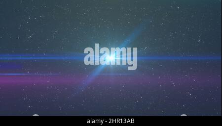 Bild von leuchtendem blauem Licht, das sich über Lichtflecken und Sterne im Hintergrund bewegt Stockfoto