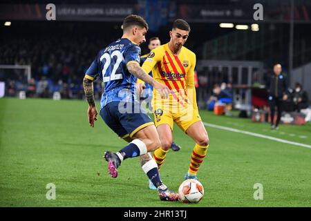 Neapel, Italien. 24th. Februar 2022. Napolis Verteidiger Giovanni Di Lorenzo wetteifern mit Barcelonas Stürmer Ferran Torres während des SSC Napoli gegen FC Barcellona, Fußball Europa League Spiel in Neapel, Italien, Februar 24 2022 Quelle: Independent Photo Agency/Alamy Live News Stockfoto