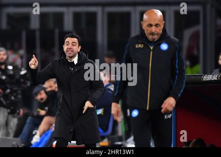 Neapel, Italien. 24th. Februar 2022. Barcelonas Cheftrainer Xavi Hernandez Gesten während SSC Napoli gegen FC Barcellona, Fußball Europa League Spiel in Neapel, Italien, Februar 24 2022 Quelle: Independent Photo Agency/Alamy Live News Stockfoto