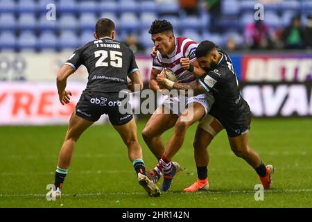 Kai Pearce-Paul (21) von Wigan Warriors wird von Ricky Leutele (4) von Huddersfield Giants angegangen Stockfoto