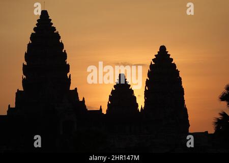 Atemberaubender Sonnenaufgang über den Ruinen von Angkor Wat, Siem Reap, Kambodscha Stockfoto