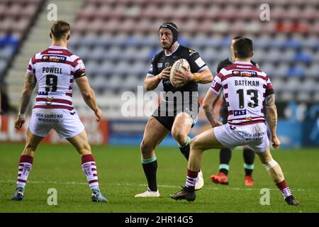 Wigan, Großbritannien. 24th. Februar 2022. Chris Hill #8 von Huddersfield Giants startet am 2/24/2022 einen Angriffszug in Wigan, Großbritannien. (Foto von SW Photo via/News Images/Sipa USA) Quelle: SIPA USA/Alamy Live News Stockfoto