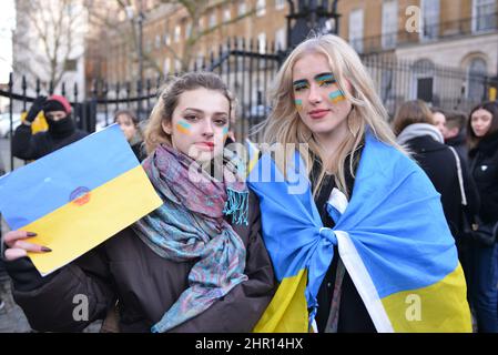 London, England, Großbritannien. 24th. Februar 2022. Ukrainische Bürger, die in London leben, versammelten sich gegenüber der Downing Street, um ihre Wut über die russische Invasion in der Ukraine auszudrücken. (Bild: © Thomas Krych/ZUMA Press Wire) Stockfoto