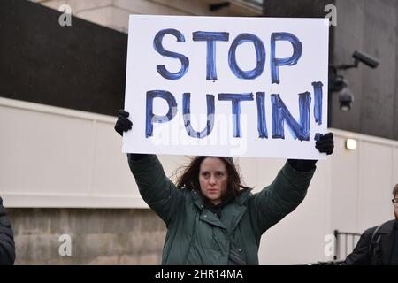 London, England, Großbritannien. 24th. Februar 2022. Der Protestler hält ein Plakat mit dem Slogan „Stop Putin“. Ukrainische Bürger, die in London leben, versammelten sich gegenüber der Downing Street, um ihre Wut über die russische Invasion in der Ukraine auszudrücken. (Bild: © Thomas Krych/ZUMA Press Wire) Stockfoto