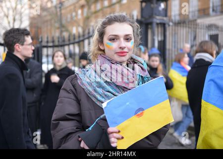 London, England, Großbritannien. 24th. Februar 2022. Ukrainische Bürger, die in London leben, versammelten sich gegenüber der Downing Street, um ihre Wut über die russische Invasion in der Ukraine auszudrücken. (Bild: © Thomas Krych/ZUMA Press Wire) Stockfoto