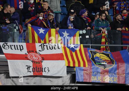 Napoli, Italien. 24th. Februar 2022. Barcelona-Fans jubeln beim Europa League Knock-Out Play-off-Fußballspiel der zweiten Etappe zwischen SSC Napoli und FC Barcelona im Diego Armando Maradona-Stadion in Napoli (Italien) am 24th. Februar 2021 an. Foto Cesare Purini/Insidefoto Kredit: Insidefoto srl/Alamy Live News Stockfoto