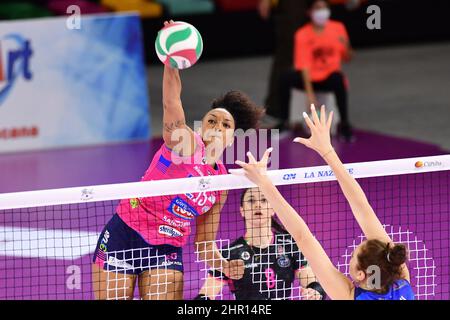 Florenz, Italien. 24.. Februar 2022. Pala Wanny, Florenz, Italien, 24. Februar 2022, Haleigh Washington (Igor Gorgonzola Novara) während des Spiels Il Bisonte Firme gegen Igor Gorgonzola Novara - Volleyball Italianische Serie A1 für Frauen Credit: Live Media Publishing Group/Alamy Live News Stockfoto