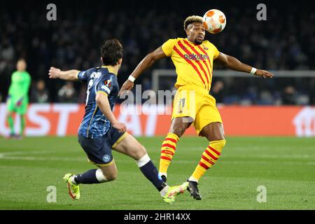 Napoli, Italien. 24.. Februar 2022. Adama Traore vom FC Barcelona in Aktion während des UEFA Europa League Knockout Round Play-Off-Spiels zwischen SSC Napoli und FC Barcelona. Quelle: Marco Canoniero/Alamy Live News Stockfoto