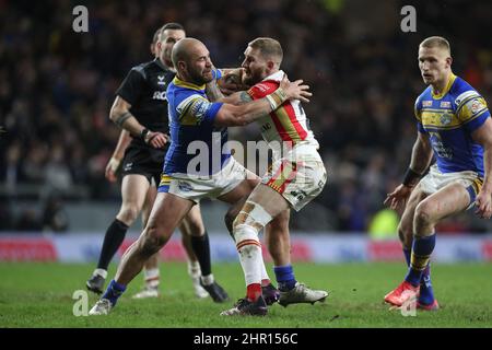 Sam Tomkins #29 von Catalans Dragons wird von Bodene Thompson #19 von Leeds Rhinos angegangen Stockfoto