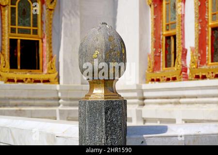 Nahaufnahme des einzigartigen Bai Sema oder Heiligen Grenzsteins im Wat Benchamabophit (dem Marmortempel) in Bangkok, Thailand Stockfoto