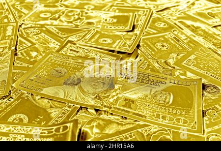 Stapel von erstaunlichen metallischen goldfarbenen US-Dollar (100 Dollar) Scheine mit selektivem Fokus Stockfoto