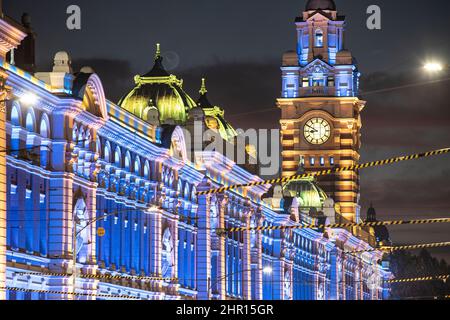 Melbourne Australien. Melbourne Wahrzeichen Flinders Street Railway Station beleuchtet in der Nacht in den Farben der Ukraine als Zeichen der Solidarität. Stockfoto