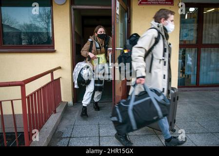 Przemysl, Polen. 24th. Februar 2022. Erste Flüchtlinge aus der Ukraine, die nach Polen gekommen sind, verlassen den Bahnhof in Przemysl. Der Zug aus Kiew und Lemberg mit den ersten Flüchtlingen kam am Bahnhof in der Stadt Przemy?l, Südpolen, in der Nähe des Grenzübergangs Medyka an. Kredit: SOPA Images Limited/Alamy Live Nachrichten Stockfoto