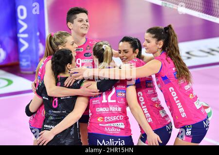 Florenz, Italien. 24.. Februar 2022. Pala Wanny, Florenz, Italien, 24. Februar 2022, Das Glück der Spieler von Igor Gorgonzola Novara während des Spiels Il Bisonte Firente gegen Igor Gorgonzola Novara - Volleyball Ital Serie A1 für Frauen Credit: Live Media Publishing Group/Alamy Live News Stockfoto