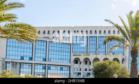 University of Algier 3 Fakultät für Informationswissenschaften und Kommunikation Außeneingang und Frontfassade. Namensschild in arabischer und französischer Sprache. Palmen Stockfoto