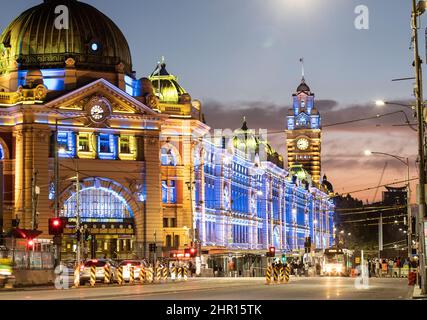 Melbourne Australien. Melbourne Wahrzeichen Flinders Street Railway Station beleuchtet in der Nacht in den Farben der Ukraine als Zeichen der Solidarität. Stockfoto