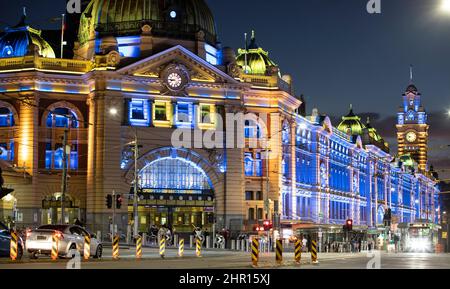 Melbourne Australien. Melbourne Wahrzeichen Flinders Street Railway Station beleuchtet in der Nacht in den Farben der Ukraine als Zeichen der Solidarität. Stockfoto