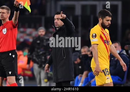 Neapel, Italien. 24th. Februar 2022. Barcelonas Cheftrainer Xavi Hernandez Gesten während SSC Napoli gegen FC Barcellona, Fußball Europa League Spiel in Neapel, Italien, Februar 24 2022 Quelle: Independent Photo Agency/Alamy Live News Stockfoto