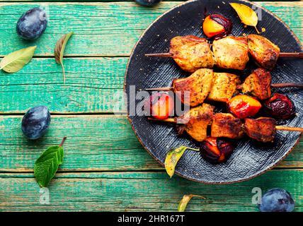 Gebratenes Fleisch auf Holzspießen.leckere Kebabs in Pflaumensoße Stockfoto