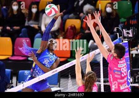 Florenz, Italien. 24th. Februar 2022. Terry Enweonwu (Il Bisonte Firenza) während Il Bisonte Firenza gegen Igor Gorgonzola Novara, Volleyball Italienische Serie A1 Frauenspiel in Florenz, Italien, Februar 24 2022 Quelle: Unabhängige Fotoagentur/Alamy Live News Stockfoto