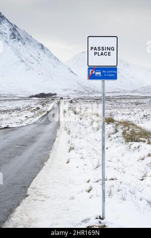 Buachaille Etive Mor Berg und leere Straße mit Schnee im Winter bedeckt Stockfoto