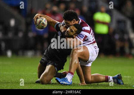 Wigan, Großbritannien. 24th. Februar 2022. Sebastine Ikahihifo #18 von Huddersfield Giants wird am 2/24/2022 von Patrick Mago #10 von Wigan Warriors in Wigan, Großbritannien, in Angriff genommen. (Foto von SW Photo via/News Images/Sipa USA) Quelle: SIPA USA/Alamy Live News Stockfoto