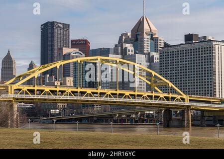 Die Fort Duquesne Bridge erstreckt sich über einen schlammigen Allegheny River, der die Nordseite mit der Innenstadt von Pittsburgh, Pennsylvania, USA, verbindet Stockfoto