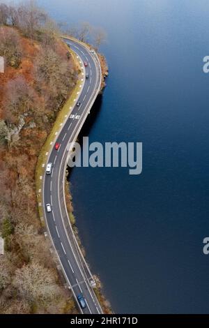 Luftaufnahme von Loch Lomond, die die Straße A82 im Herbst zeigt Stockfoto