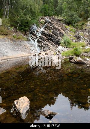 Blick auf den Wasserfall in Kinloch Rannoch in Richtung Meall Breac in Rannoch, Schottland, Großbritannien Stockfoto