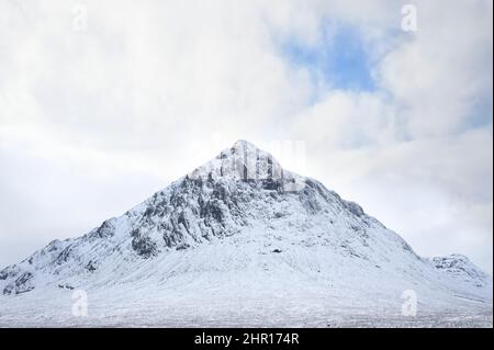 Buachaille Etive Mor bedeckt mit Schnee während der Winteransicht Stockfoto