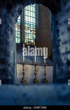 Kirchenkerzen in verzierten Kerzenleuchtern, St Dunstan & All Saints Church, Stepney, Tower Hamlets, London, Großbritannien Stockfoto