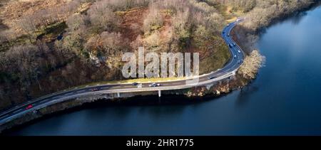 Luftaufnahme von Loch Lomond, die die Straße A82 im Herbst zeigt Stockfoto