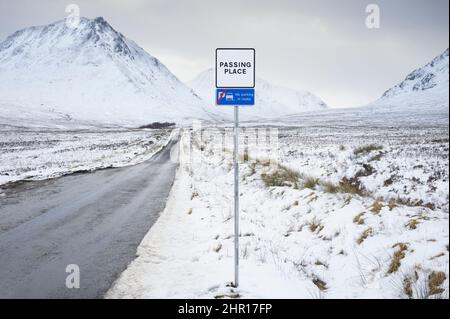 Buachaille Etive Mor Berg und leere Straße mit Schnee im Winter bedeckt Stockfoto