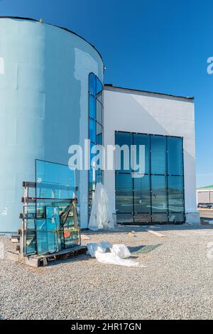 In einem Geschäftsgebäude wird eine vertikale Glasscheibe installiert. Stockfoto