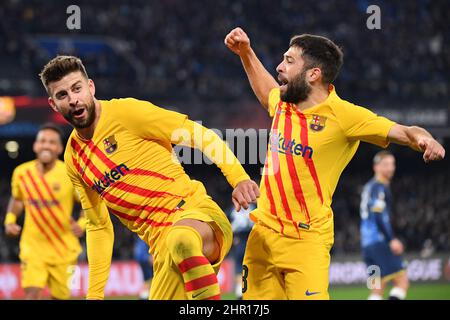 Diego Armando Maradona Stadium, Neapel, Italien, 24. Februar 2022, Barcelonas Verteidiger Gerard Pique feiert mit Barcelonas Verteidiger Jordi Alba, nachdem er während des Spiels der SSC Napoli gegen den FC Barcellona - Fußball Europa League das 1-3-Tor erzielt hat Stockfoto