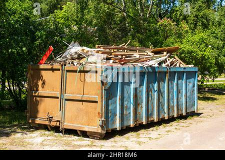 Müllcontainer für den Transport per LKW ausgestattet, mit Bauschutt großen Eisenbehälter gefüllt, Bauabfälle. Stockfoto