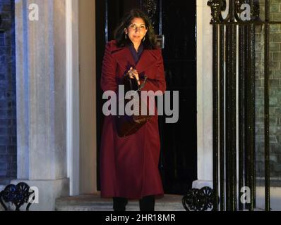Die Generalanwältin Suella Braverman verließ die Downing Street, London, nach einer Kabinettssitzung zur Ukraine-Krise. Stockfoto