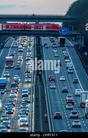 Autobahn A3, abendlicher Rush Hour-Verkehr auf 6 Spuren, S-Bahn, Autobahnüberquerung, auf dem Weg nach Düsseldorf, vor der Hilden Autobahn Stockfoto