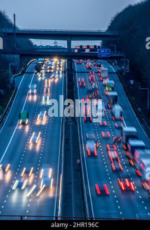 Die Autobahn A3, abendlicher Rush-Hour-Verkehr auf 6 Fahrspuren, vor dem Hilden-Kreuz, Blick nach Süden, bei Erkrath, NRW, Deutschland. Stockfoto