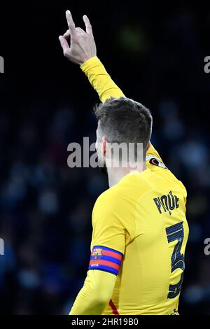 Napoli, Italien. 24th. Februar 2022. Gerard Pique aus Barcelona reagiert während des Europa League Knock-Out Play-off-Fußballspiels zwischen SSC Napoli und FC Barcelona im Diego Armando Maradona-Stadion in Napoli (Italien), 24th. Februar 2021. Foto Andrea Staccioli/Insidefoto Kredit: Insidefoto srl/Alamy Live News Stockfoto