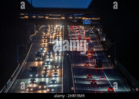 Die Autobahn A3, abendlicher Rush Hour-Verkehr auf 6 Spuren, RRX-S-Bahn, Autobahnüberquerung, Fahrt Richtung Düsseldorf, vor dem Hilden mot Stockfoto