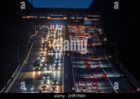 Die Autobahn A3, abendlicher Rush Hour-Verkehr auf 6 Spuren, RRX-S-Bahn, Autobahnüberquerung, Fahrt Richtung Düsseldorf, vor dem Hilden mot Stockfoto