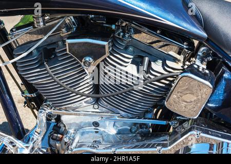 V-förmiger Motorradmotor, glänzend verchromt leistungsstarker V-förmiger Motorradmotor, 2 Zylinder Stockfoto