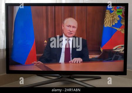 Der russische Präsident Wladimir Putin spricht im Fernsehen über seine Entscheidung, im Februar 2022 in die Ukraine einzumarschieren Stockfoto