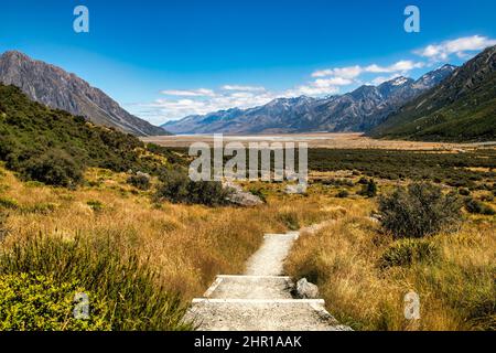 Wenn Sie zu Ihrem Standort (in diesem Fall zum Tasman Glacier Lake) laufen, lohnt es sich, sich gelegentlich umzudrehen und die Landschaft hinter Ihnen zu bewundern Stockfoto