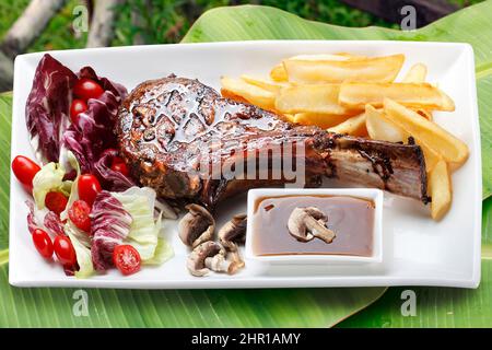 Frisch gegrillte Tomahawk-Steaks Stockfoto
