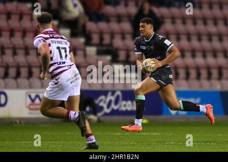 Wigan, Großbritannien. 24th. Februar 2022. Will Pryce #1 von Huddersfield Giants läuft am 2/24/2022 mit dem Ball in Wigan, Großbritannien, nach vorne. (Foto von SW Photo via/News Images/Sipa USA) Quelle: SIPA USA/Alamy Live News Stockfoto